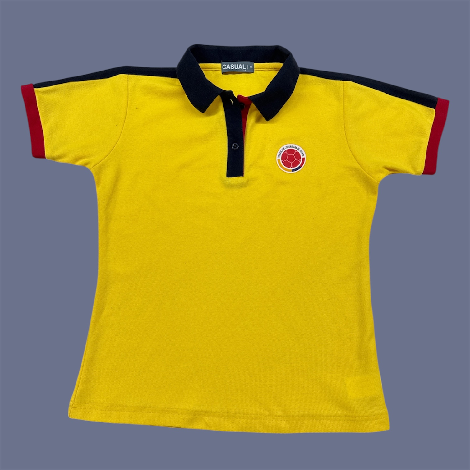 POLO CASUAL FUTBOL MUNDIAL COLOMBIA TRICOLOR 2026 TU OUTFIT MUNDIALISTA EMPIEZA AQUI CON LA CAMISETA DE TU SELECCION TRICOLOR